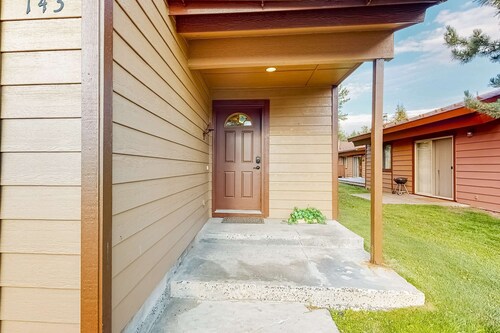 Bright McCall Townhome | Pool + Walk to Lake + Gym