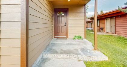 Bright McCall Townhome | Pool + Walk to Lake + Gym
