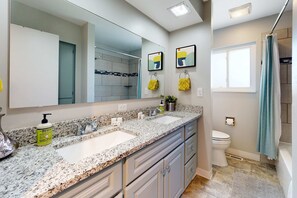 Shower, hair dryer, towels, shampoo - Family Friendly Boise Home Patio & Yard (Boise)
