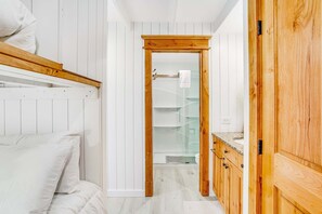 Escritorio, internet y ropa de cama 