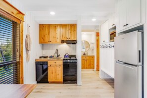 Fridge, microwave, oven, stovetop - Ski-In Ski-Out Studio at Bogus Basin (Boise)