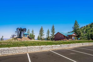 Property grounds - Ski-In Ski-Out Studio at Bogus Basin (Boise)