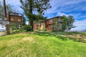 A Pioneer Inn with a vacant sign, a no parking sign, and a view of the surrounding landscape.