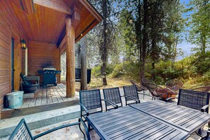 Outdoor dining - McCall Luxury Retreat | Gas Firepit, Private Lot (McCall)