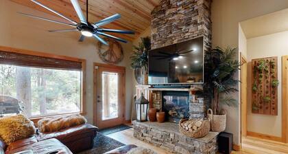 McCall Luxury Retreat | Gas Firepit, Private Lot