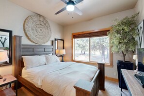 3 bedrooms, iron/ironing board, WiFi, bed sheets - McCall Luxury Retreat | Gas Firepit, Private Lot (McCall)