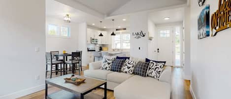 Tv, eldstad och kontor