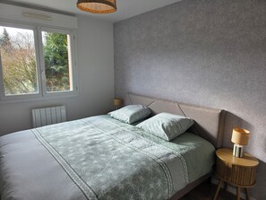 1 bedroom, iron/ironing board, internet, bed sheets - Arras city stay - parking - balcony (Arras)