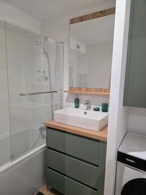 Hair dryer, towels, soap, toilet paper - Arras city stay - parking - balcony (Arras)