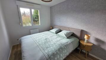 1 slaapkamer, een strijkplank/strijkijzer, internet, beddengoed