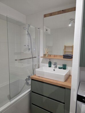 Hair dryer, towels, soap, toilet paper - Arras city stay - parking - balcony (Arras)