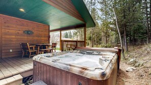 Outdoor dining - McCall Family Retreat Near Payette Lake | Hot Tub (McCall)