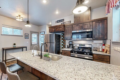 Rosey Chalet | Walk to Dining & Lake Access