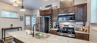 Rosey Chalet | Walk to Dining & Lake Access