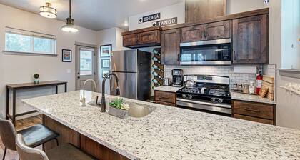 Rosey Chalet | Walk to Dining & Lake Access