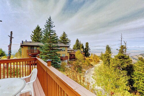 Mountain Retreat: Slope Access & 2 Decks