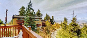 Mountain Retreat: Slope Access & 2 Decks