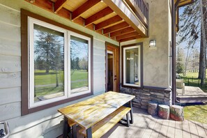 Outdoor dining - Sunny Golf Course Townhome Peloton & EV Charger (McCall)