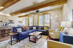 TV, fireplace, stereo, offices - Sunny Golf Course Townhome Peloton & EV Charger (McCall)