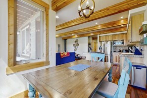 Dining - Sunny Golf Course Townhome Peloton & EV Charger (McCall)