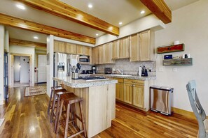 Fridge, microwave, oven, stovetop - Sunny Golf Course Townhome Peloton & EV Charger (McCall)