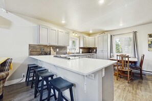 Jääkaappi, mikroaaltouuni, uuni, liesi