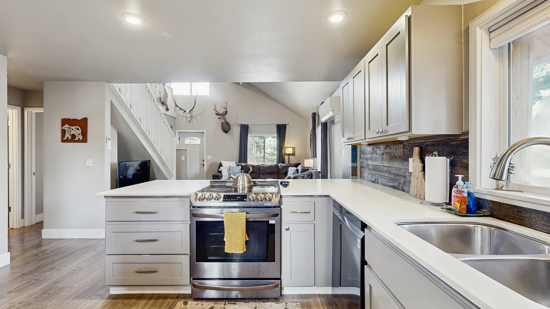 Coffee/tea maker, fridge, microwave, oven