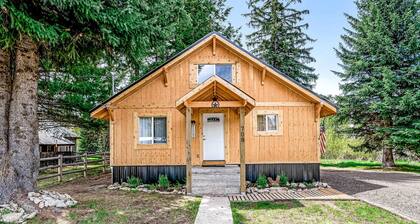 Cozy McCall Cottage | Fire Pit & Near Downtown