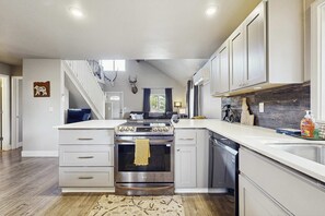 Jääkaappi, mikroaaltouuni, uuni, liesi