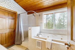 Shower, hair dryer, towels, shampoo - Lake View Cascade Cabin, Fire Pit, AC, Pool Table (Cascade)