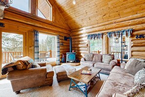 TV, fireplace, DVD player, stereo - Lake View Cascade Cabin, Fire Pit, AC, Pool Table (Cascade)
