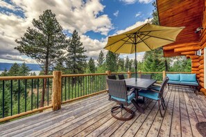 Outdoor dining - Lake View Cascade Cabin, Fire Pit, AC, Pool Table (Cascade)