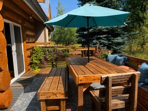 Outdoor dining - Log Cabin Retreat | Hot Tub, Fire Pit & Near Lake (McCall)