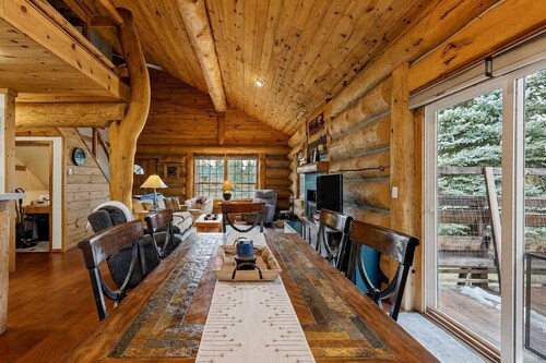 Log Cabin Retreat | Hot Tub, Fire Pit & Near Lake