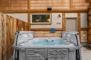 Outdoor spa tub - Log Cabin Retreat | Hot Tub, Fire Pit & Near Lake (McCall)
