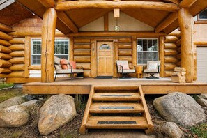 Terrace/patio - Log Cabin Retreat | Hot Tub, Fire Pit & Near Lake (McCall)