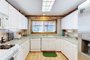 Fridge, microwave, oven, stovetop - Family Cabin Retreat | Sleeps 10, River Access (Donnelly)