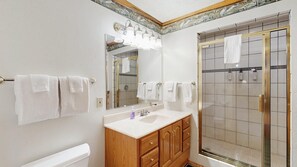 Shower, hair dryer, towels, shampoo - Family Cabin Retreat | Sleeps 10, River Access (Donnelly)