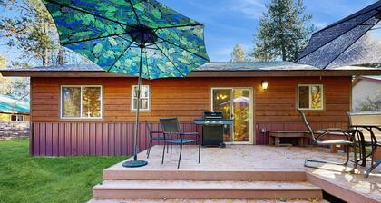 Cozy Cabin with Fenced Yard, Deck & Fire Pit