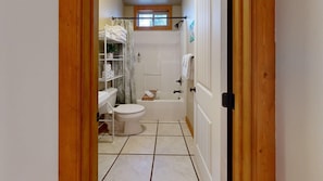 Een douche, een haardroger, handdoeken, shampoo