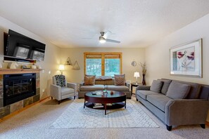 TV, fireplace, offices - McCall Retreat with Walks to Beach & Downtown (McCall)
