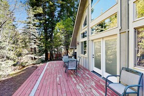 Outdoor dining - McCall Modern 3BR Cabin | Pool & Hot Tub Access (McCall)
