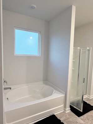 Towels, soap, toilet paper - Tranquil 3-bedroom house perfect for a relaxing stay in Grovetown (Hephzibah)