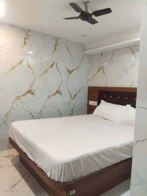 Basic Double Room - King Falcon Guest House (Mumbai)