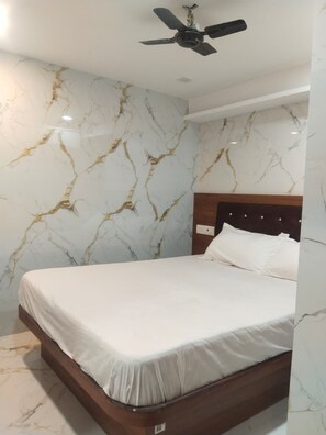 Basic Double Room - King Falcon Guest House (Mumbai)