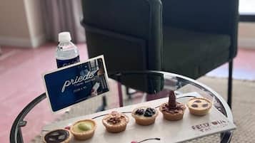 Peti besi dalam bilik, langsir/tirai gelap terus