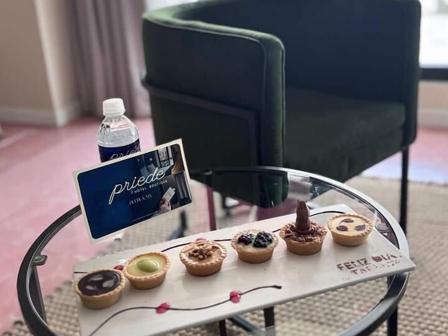 Una cassaforte in camera, tende oscuranti, ferro/asse da stiro