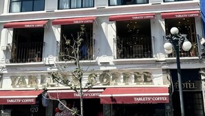 A hotel with multiple floors, each with a red awning and windows. - PRIEDE HOTEL BOUTIQUE (Puebla)