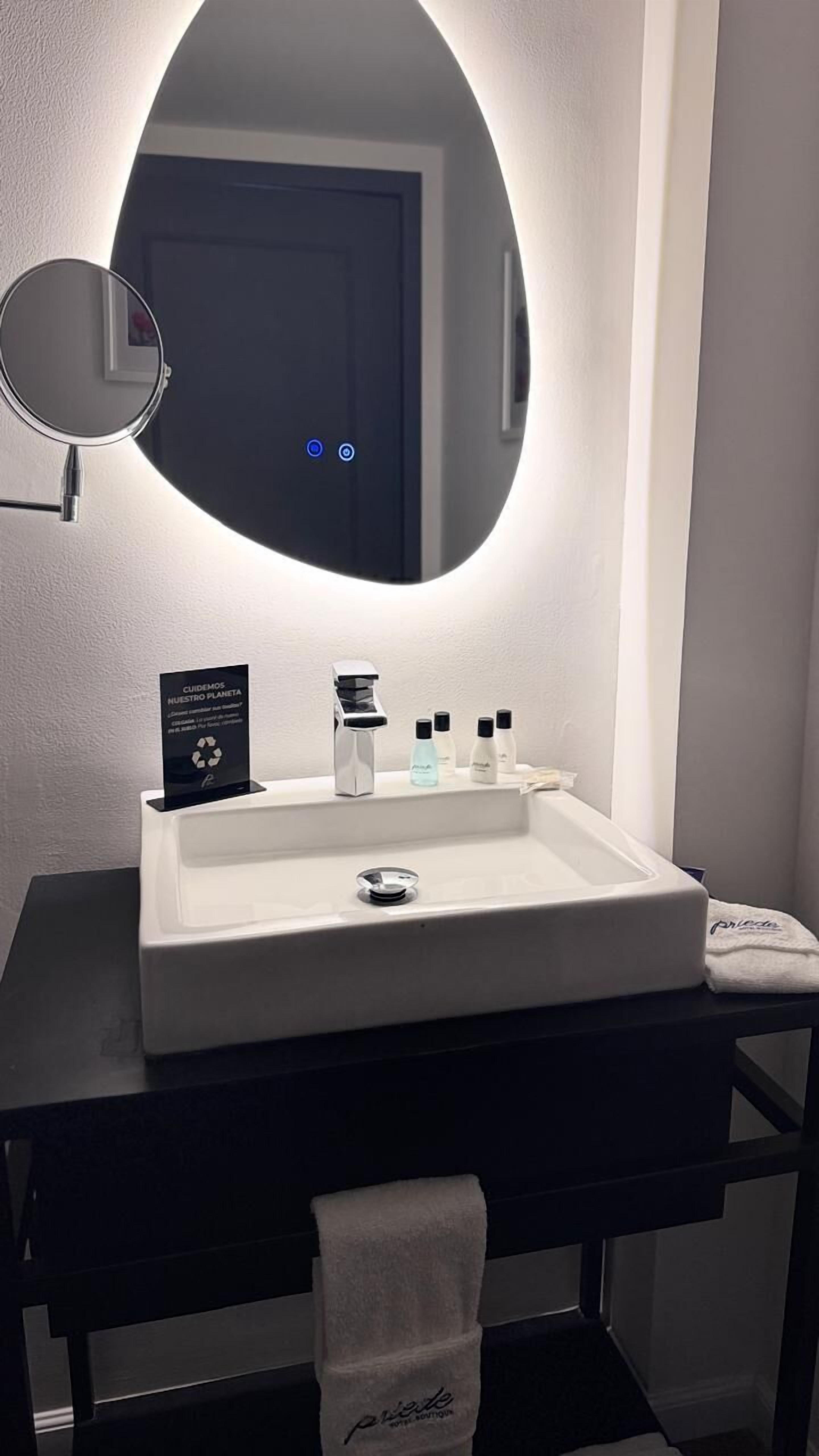 Douche, serviettes fournies, savon, shampooing