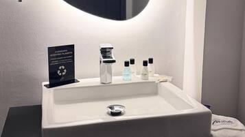 Douche, serviettes fournies, savon, shampooing